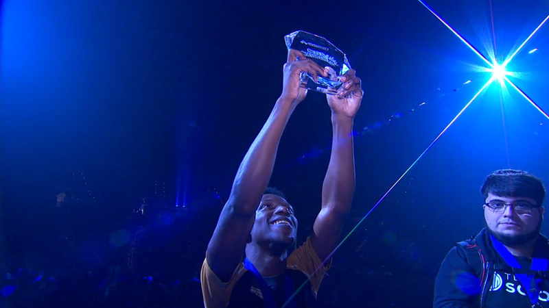 Illustration for article titled Bayonetta Pro Upsets Smash's Best To Win Evo Championship
